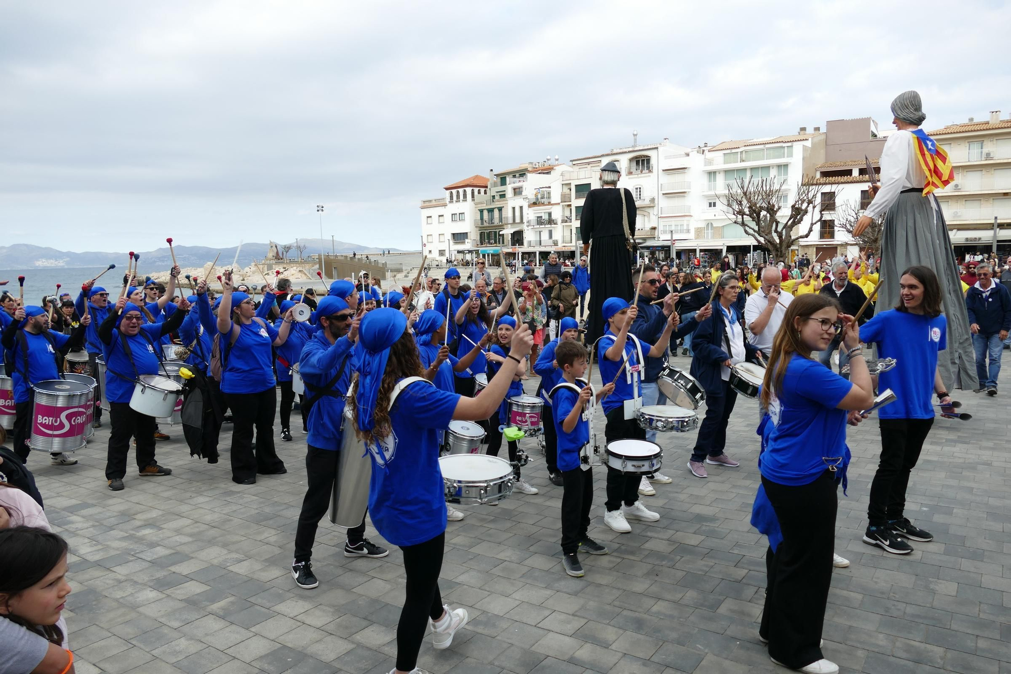 La Batuscala celebra 10 anys desembarcant a la platja de les Barques de l'Escala