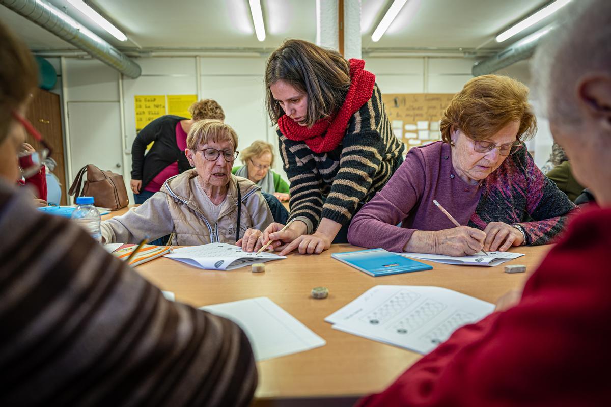 Clase de la escuela popular Martinet Solidari, en el barrio del Besòs i el Maresme, en Barcelona.