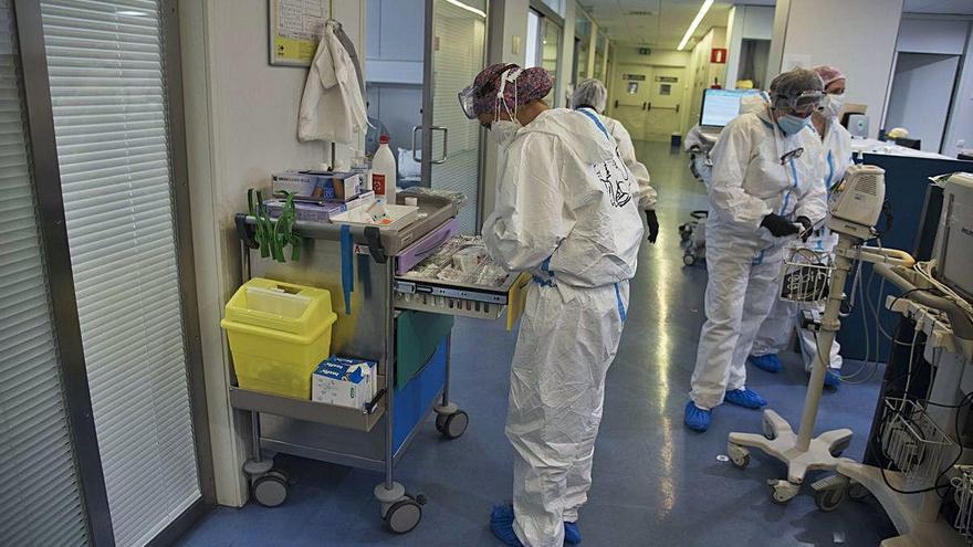 Professionals de l&#039;Hospital Sant Joan de Déu de Manresa equipats per evitar contagis