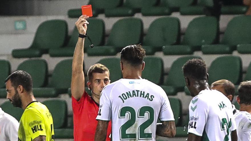 Momento de la expulsión de Jonathas en el partido de ida el pasado jueves.