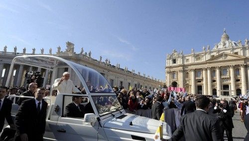 BENEDICTO XVI LLEGÓ A LA PLAZA DE SAN PEDRO PARA SU ÚLTIMA AUDIENCIA