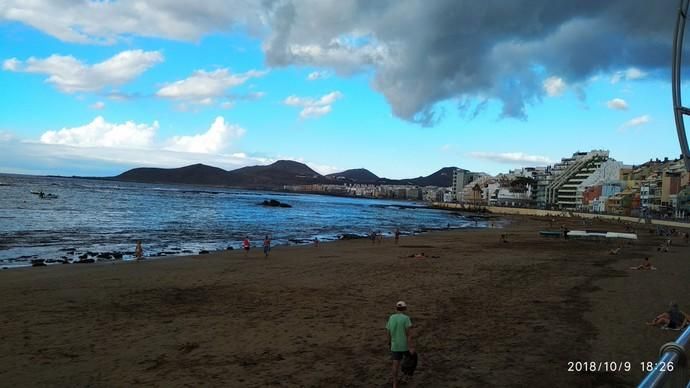 Nubes y viento en Las Canteras (9/10/2018)