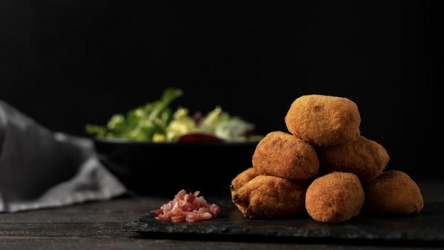 El truco de las croquetas: esto es lo que hacen los restaurantes para que queden crujientes por fuera y líquidas por dentro