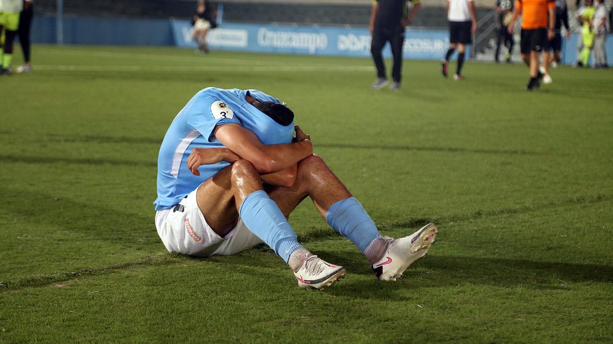 Un jugador del Ciudad de Lucena, hundido, tras el final del encuentro del domingo ante la AD Ceuta, saldado con derrota.
