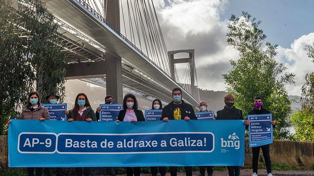 El diputado del BNG (tercero dcha.), con miembros del partido en O Morrazo bajo el puente de Rande. |   // FDV