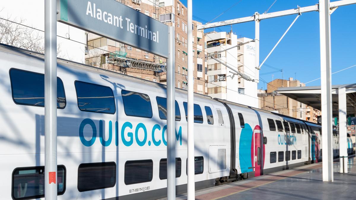 Un tren de bajo coste de Ouigo en la estación de Alicante.