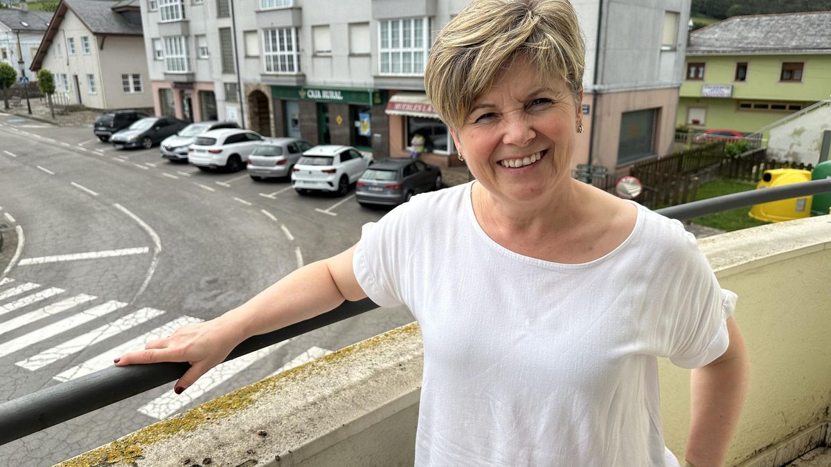 Estefanía González en el balcón del Ayuntamiento de Villayón.