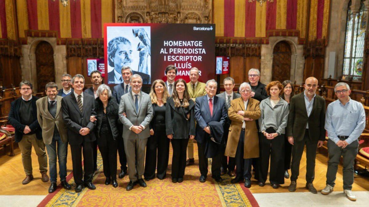 Fotografía de familia en el acto de homenaje a Lluís Permanyer