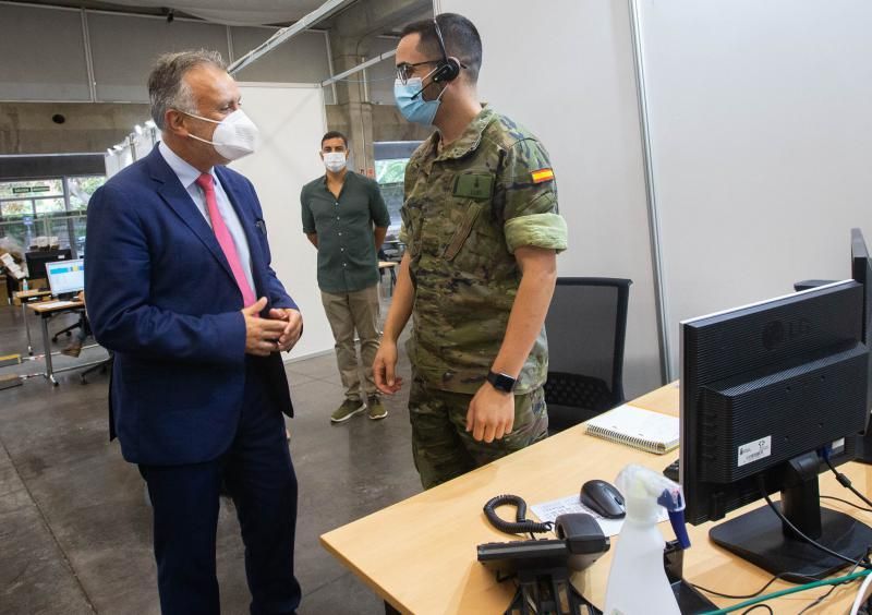 Visita de Ángel Víctor Torres al centro de rastreadores en el Recinto Ferial de Santa Cruz de Tenerife