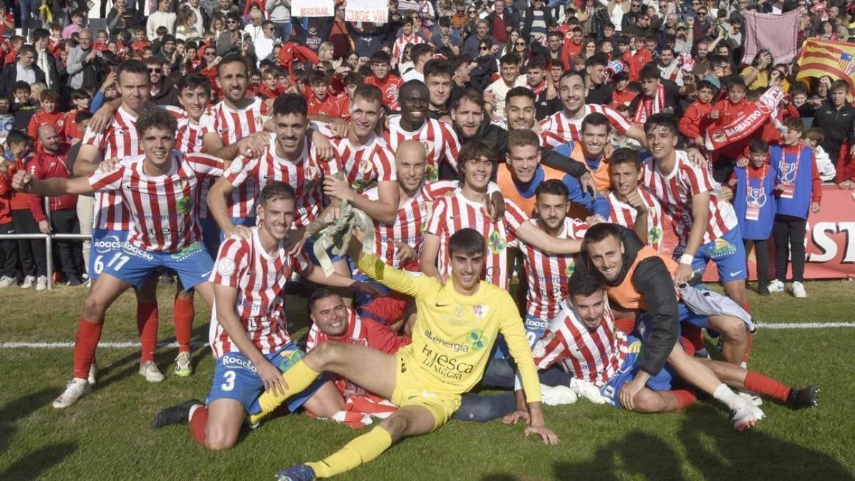 El Barbastro celebra su histórica victoria en Copa ante el Almería