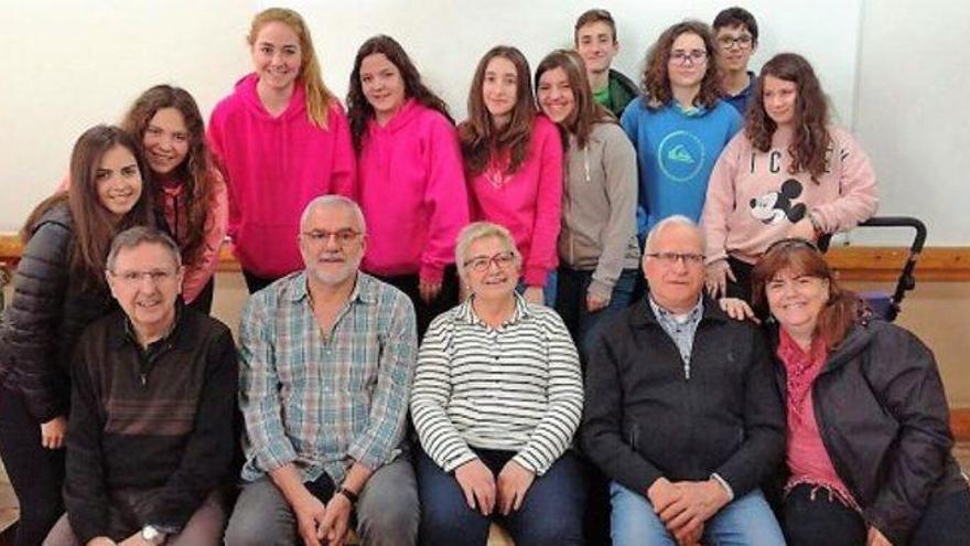 El grup d&#039;alumnes de 3r d&#039;ESO amb membres de l&#039;entitat