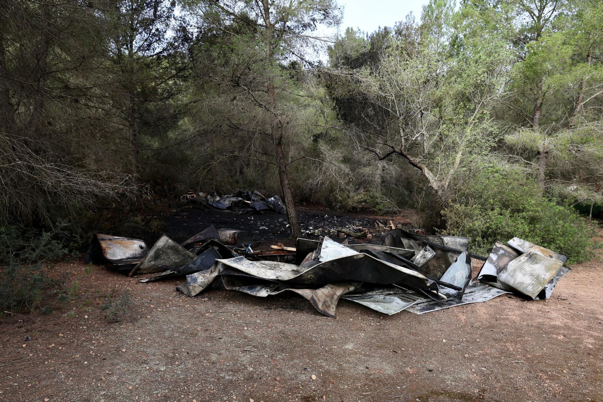 Imágenes del incendio de una infravivienda en una zona forestal en Sant Josep