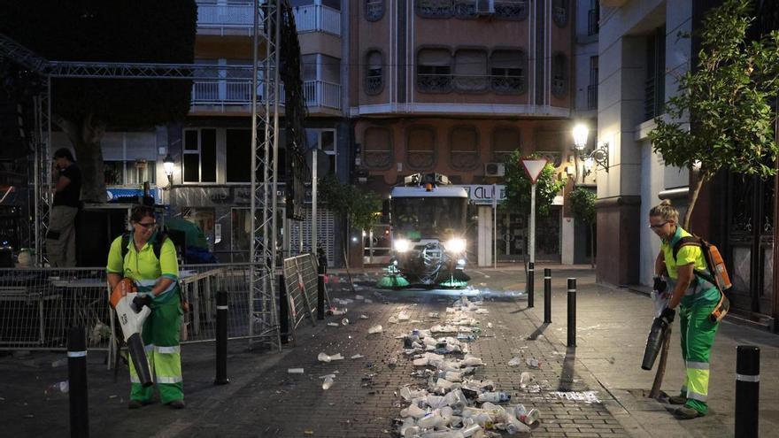 Las fiestas dejan 300 toneladas de residuos en Elche, un 4,5 % más que el pasado año