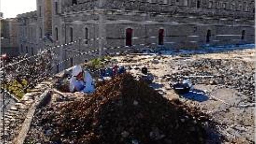 Alguns dels operaris treballant ahir en les obres de restauració.