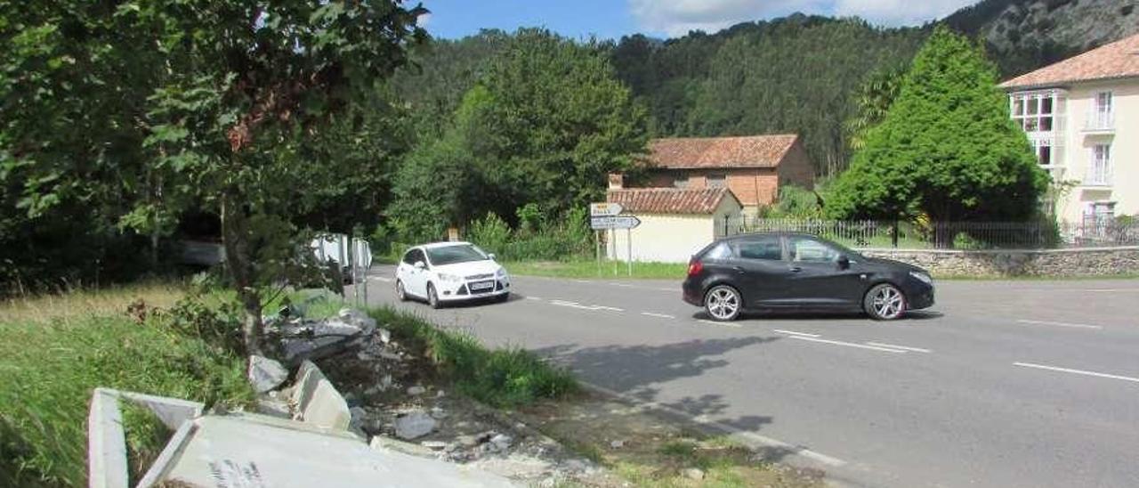 Coches en el cruce de Rales, con la marquesina destrozada tras el accidente.