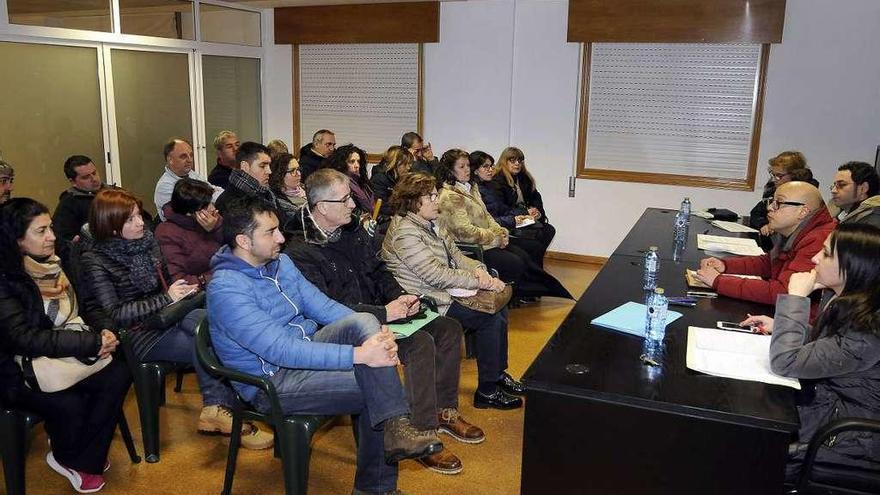 Un instante de la reunión de la Plataforma de Prexudicados de Cláusulas Chan de Lalín. // Bernabé/J. Lalín