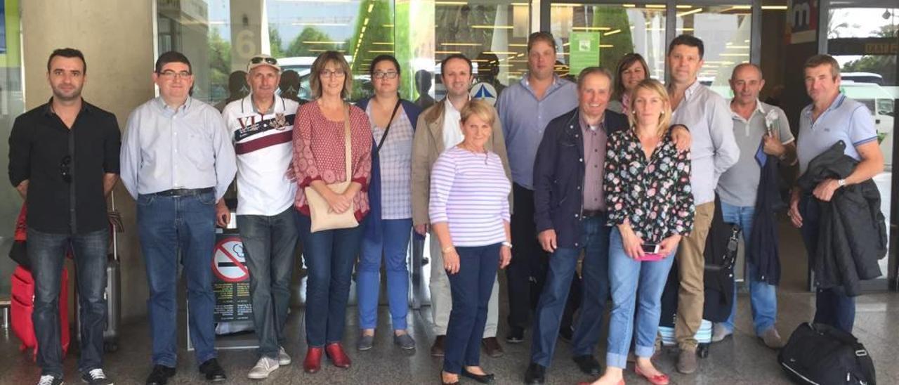 El grupo de profesionales franceses desplazado ayer desde Burdeos a Palma a su llegada al aeropuerto de Son Sant Joan.