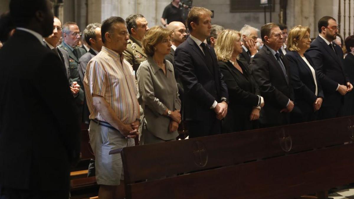 Florentino Álvarez, primero por la izquierda, en el primer banco de la Catedral, junto a Begoña Sesma, Pablo Álvarez-Pire, Celia Fernández, Alfredo Canteli, Delia Losa y Adrián Barbón. | Luisma Murias