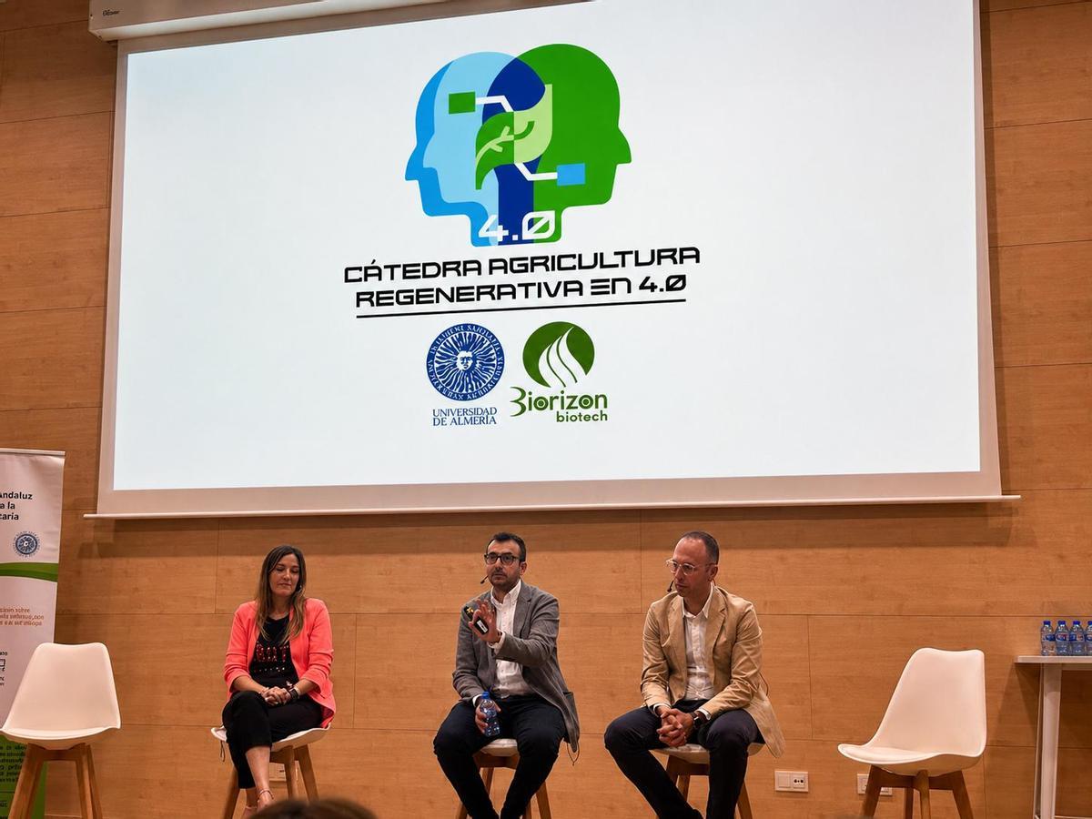 Joaquín Pozo, director de investigación y desarrollo en Biorizon Biotech (en el centro de la imagen), en una de las actividades de la Cátedra de Agricultura Regenerativa que esta empresa impulsa en la Universidad de Almería.