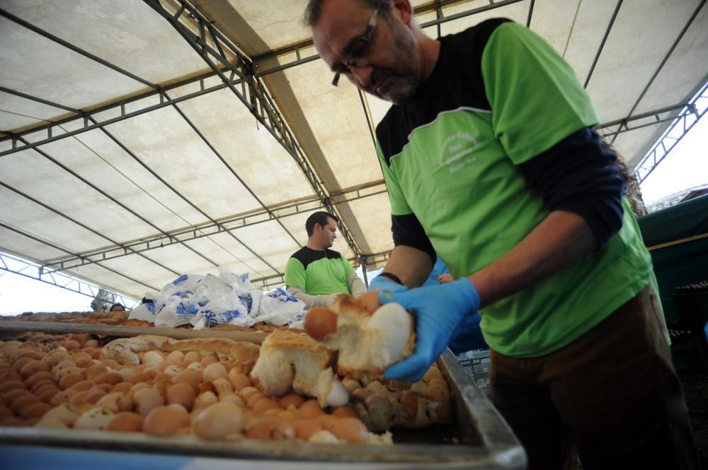 Paradela degusta su gran bollo pascual