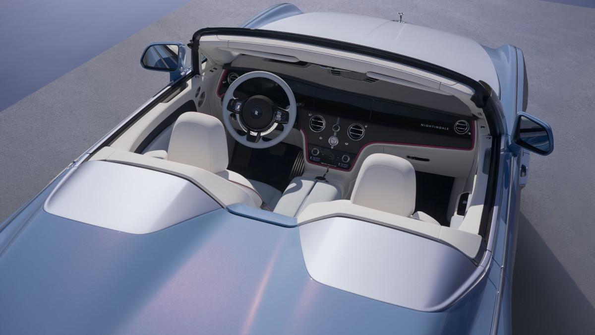 Desde arriba se aprecia el concepto de cabina envolvente para dos ocupantes, con una posición de conducción baja y una atmósfera pensada para viajar sin prisas Desde arriba se aprecia el concepto de cabina envolvente para dos ocupantes, con una posición de conducción baja y una atmósfera pensada para viajar sin prisas