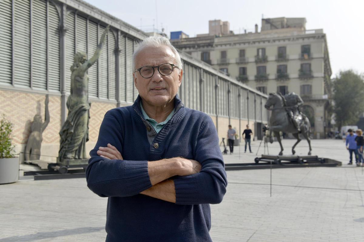 Manel Risques, en 2018, con el polémico Franco decapitado a sus espaldas.