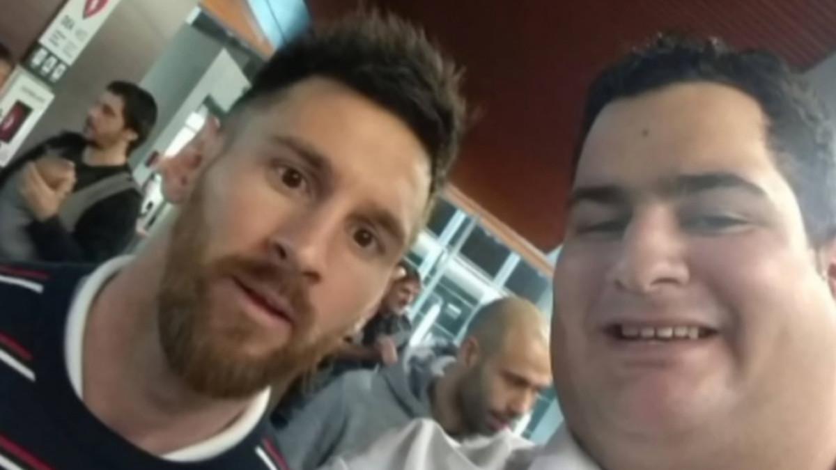 Messi, a su llegada al aeropuerto de Ezeiza, donde se tomó varios selfies con aficionados