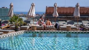 Turistas en la piscina del hotel The Hoxton, en el Poblenou de Barcelona, la semana pasada.