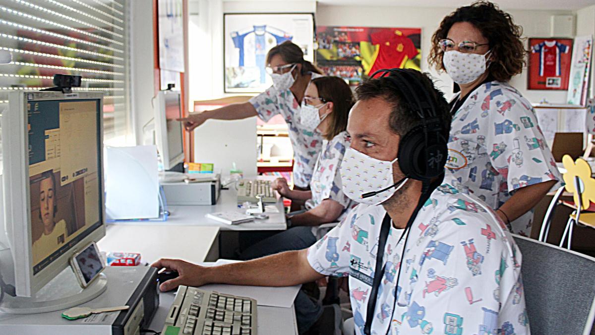 Enseñanza telemática en el Aula Hospitalaria del Hospital General de Alicante.