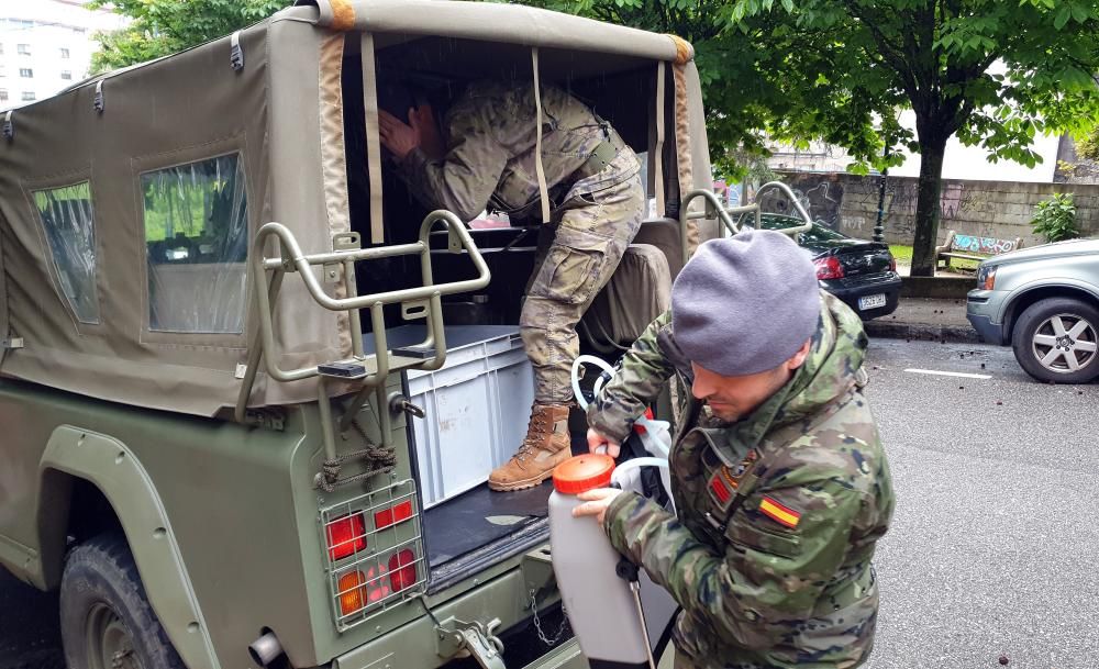 Los militares durante la tarea de limpieza del centro. // Marta G. Brea