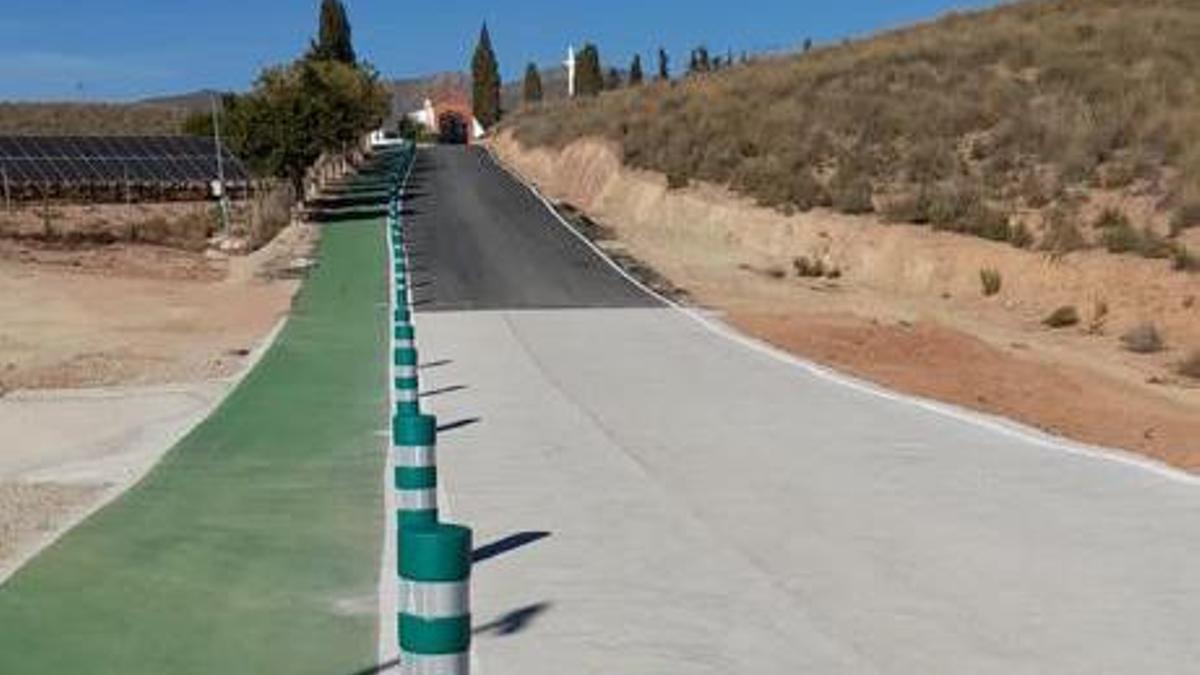 Carretera del Cementerio de Almendrico tras su arreglo.