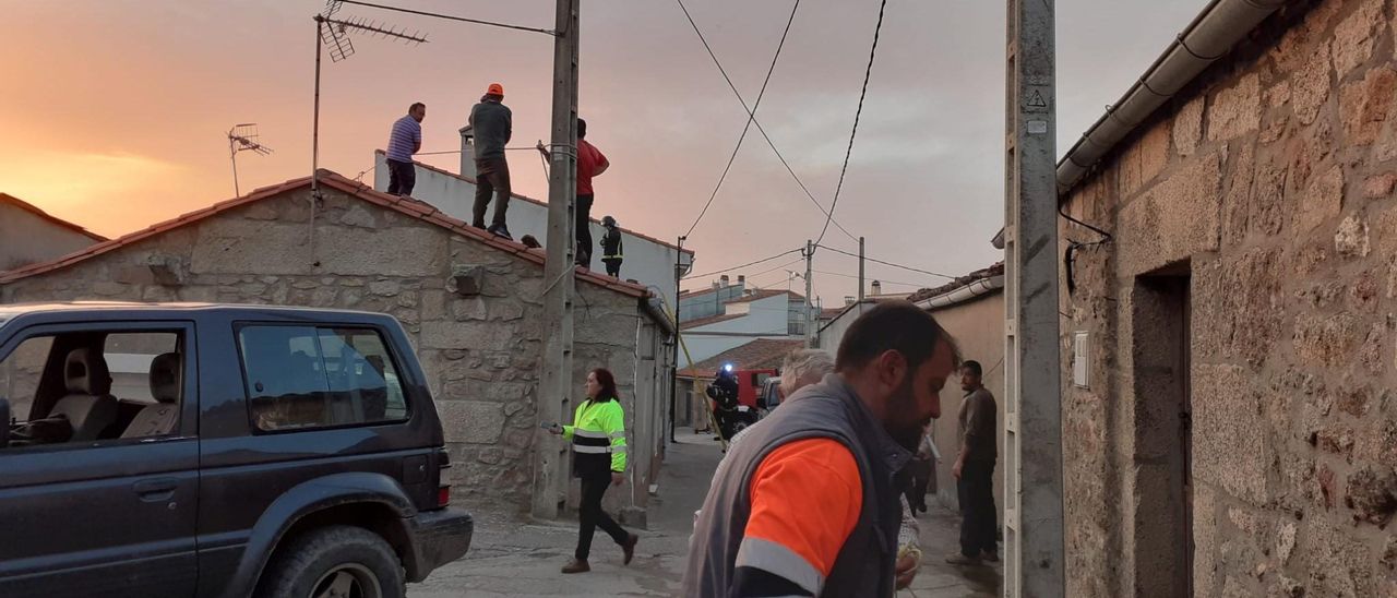 Incendio de una vivienda en el casco urbano de Fermoselle, la tarde del martes