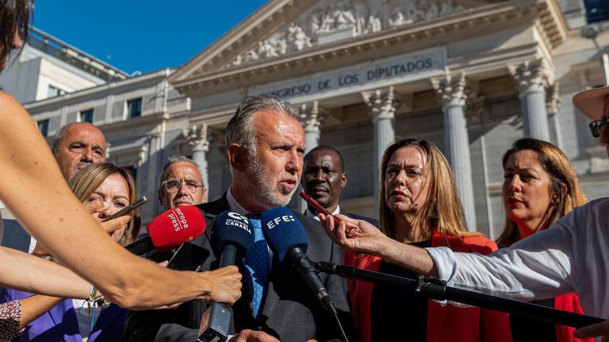 Ángel Víctor Torres junto a los diputados canarios del PSOE en el Congreso