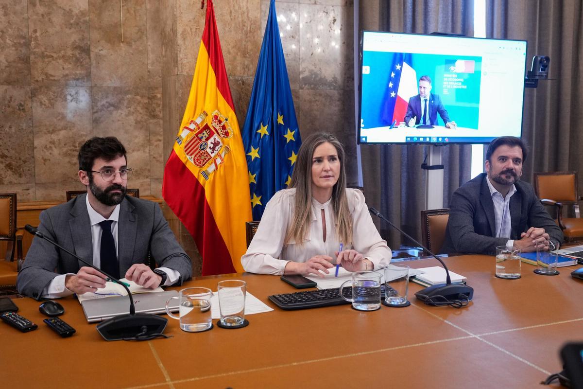 La vicepresidenta de Transición Ecológica, Sara Aagesen (c), durante una reunión telemática con su homólogo francés, Marc Ferracci, el pasado lunes.