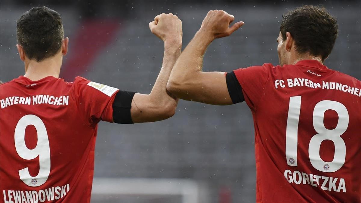 Lewandowski y Goretzka, del Bayern, celebran un gol ante el Eintracht.