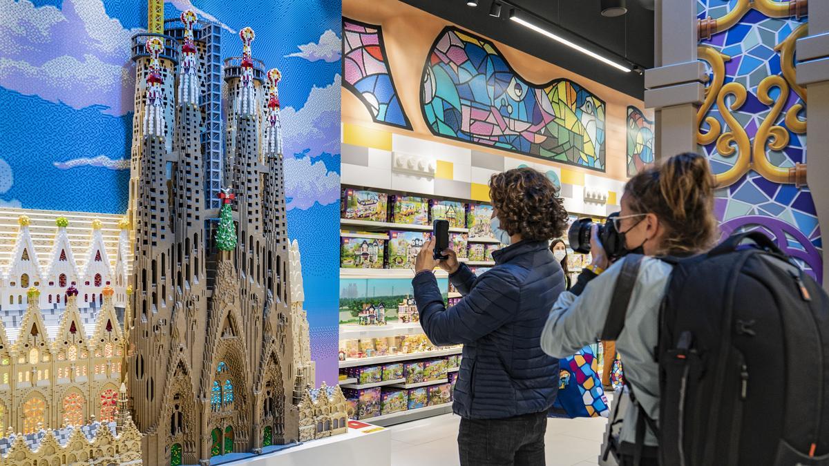 Reproducción de la Sagrada Família en la nueva tienda Lego de Barcelona.