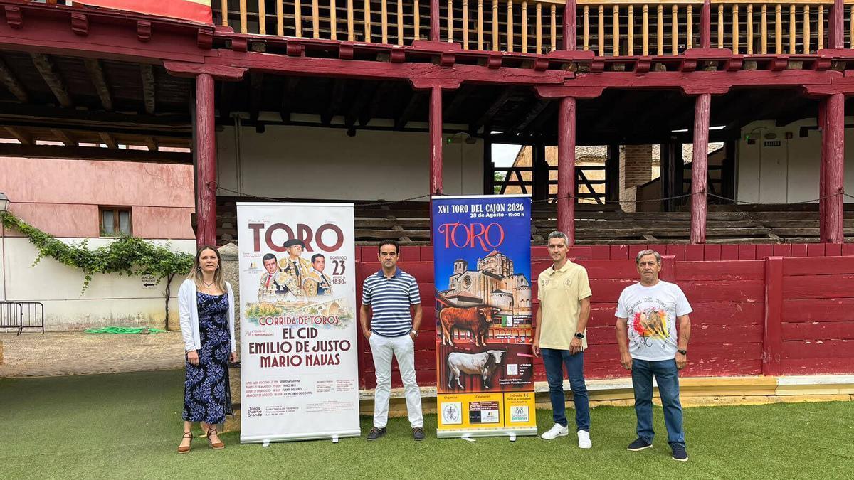 Concejala de Fiestas María Velasco, empresario Francisco Javier Chacón y representantes Asociación Cultural del Toro y su Tradición (de izquierda a derecha).