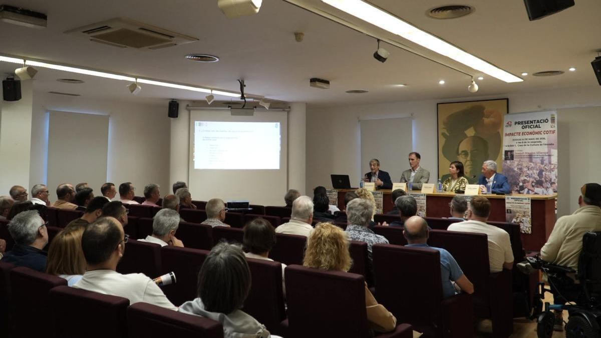 Acto de presentación del estudio sobre el impacto económico del COTIF, celebrado en la casa de la cultura.