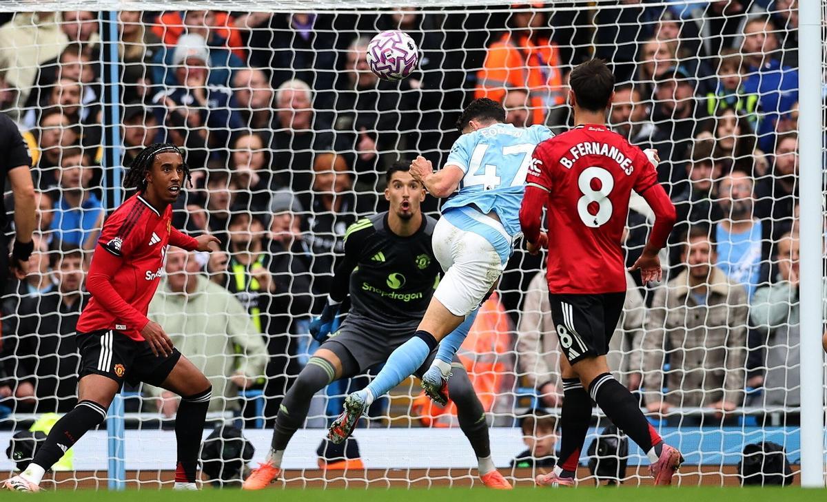 Phil Foden marca el primer gol del derbi de Manchester a centro de Doku.