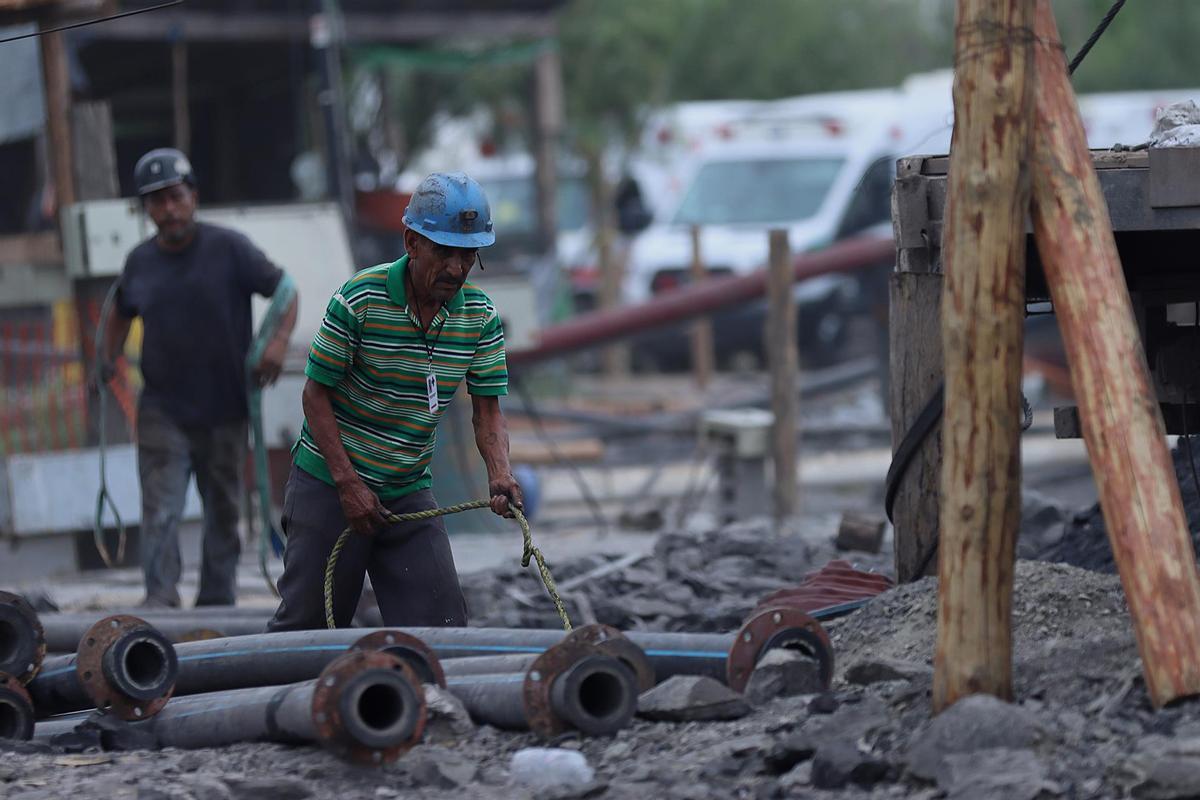 Trabajos para rescatar a diez mineros en el estado de Coahuila, México.  Voluntarios trabajan en el rescate de 10 mineros atrapados en un pozo, hoy, en el municipio de Sabinas, en Coahuila (México). Las autoridades continúan en el rescate de los 10 mineros que quedaron atrapados el miércoles en una mina del municipio de Sabinas, Coahuila, al norte de México, aunque reconocen que el principal problema es la inundación que existe. 