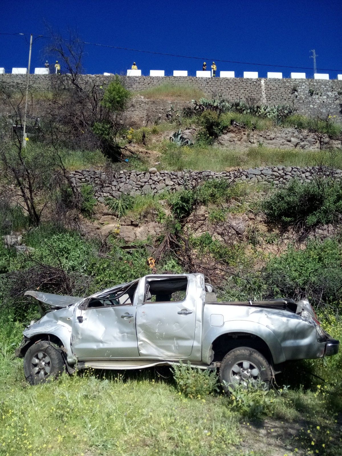Un coche se risca en Artenara