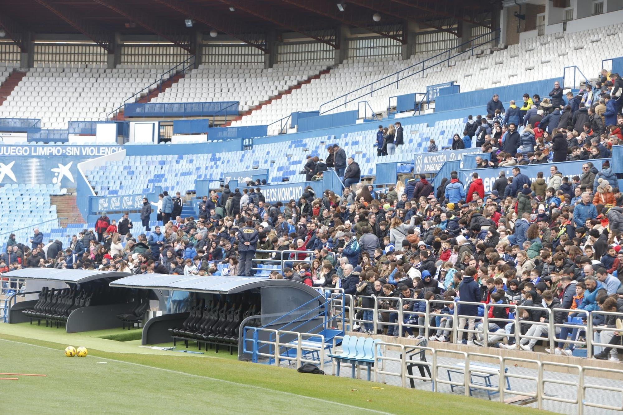 En imágenes | Gran expectación en el entrenamiento a puerta abierta del Real Zaragoza en La Romareda