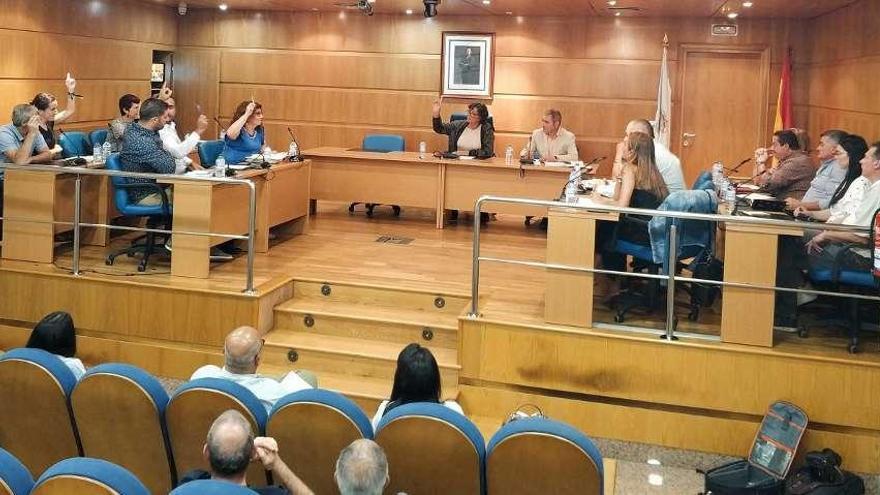 PSOE, EU-Son, BNG y el edil no adscrito votaron "no" a la urgencia de los tres puntos del pleno. // A. H.