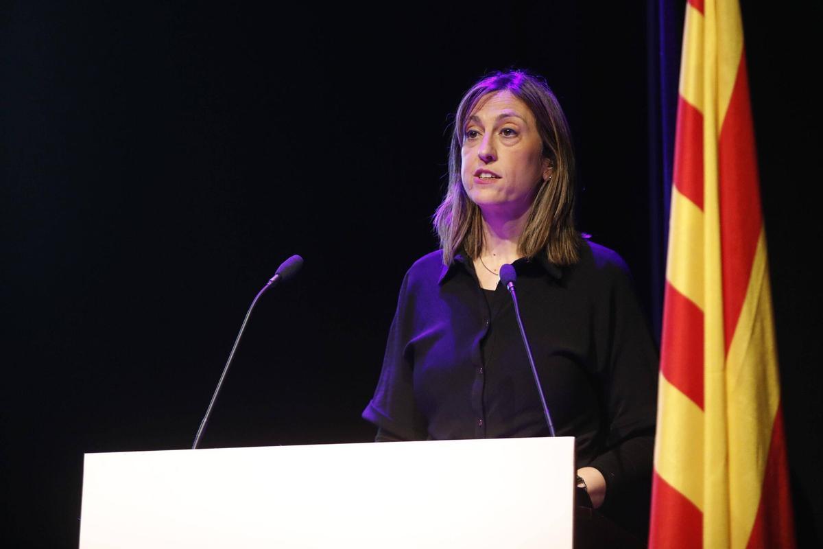 Salt. Teatre. Entrega del Premi Tres de Març a Felix Mussoll (rector de la parroquia de Sant Cugat). Cristina Alarcon (alcaldessa de Salt).