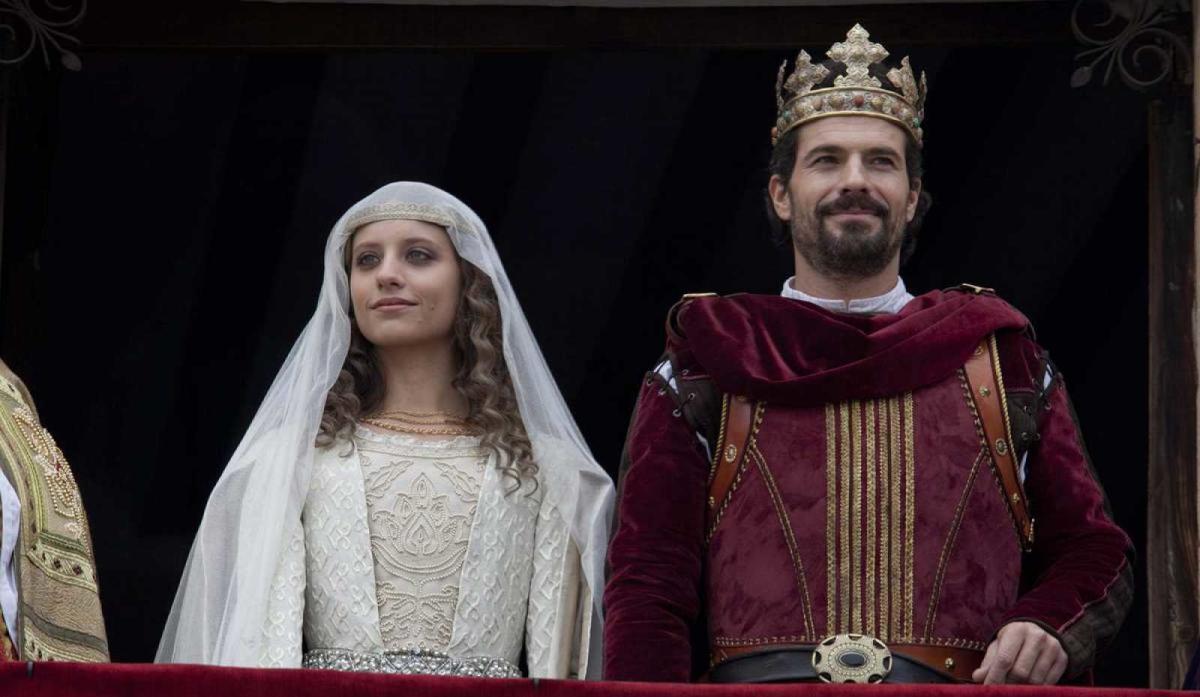 Michelle Jenner y Rodolfo Sancho en 'Isabel'.
