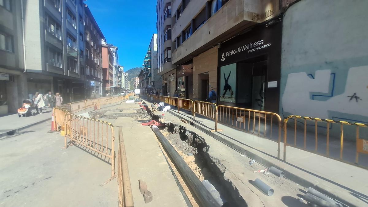 Las obras de la nueva red de calor en Mieres, antes de su reciente conclusión.