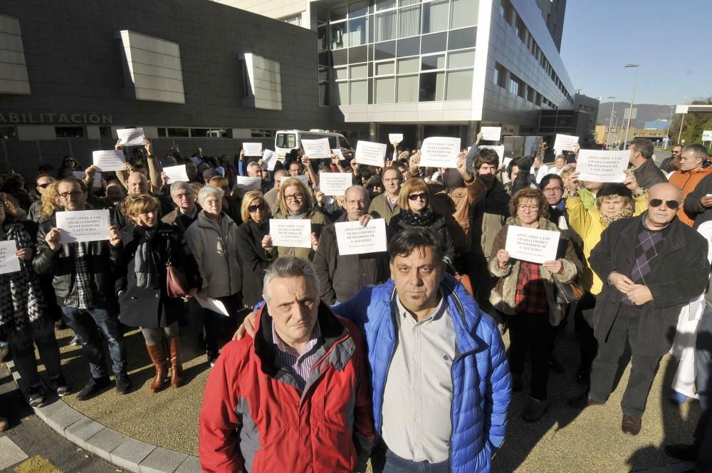 Protesta de los empleados del hospital por el despido de dos trabajadores de la cafetería