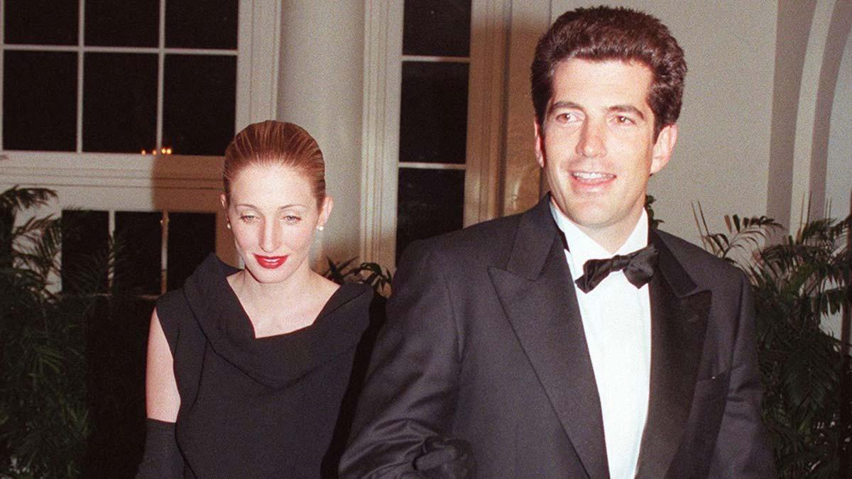 John F. Kennedy Jr. y su mujer, Carolyn Bessette, en la Casa Blanca, en febrero de 1998