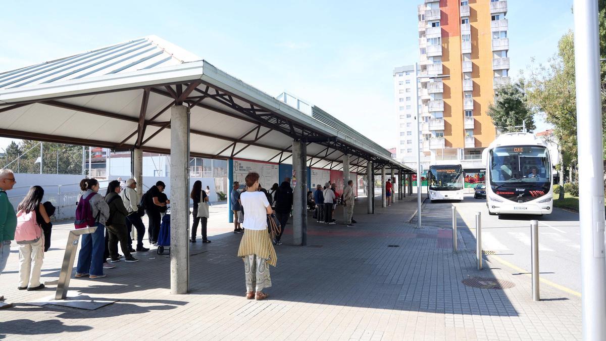 Colas de viajeros esperando para subir al bus en Pontevedra