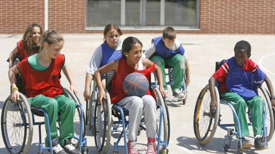 Els alumnes del CEIP Mare de Déu del Mont aprenen a jugar a bàsquet adaptat